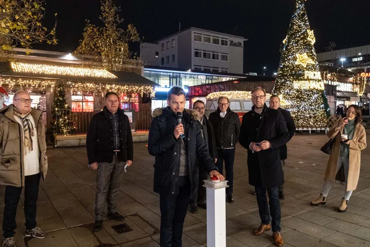 Weihnachtliche Lichtshow auf dem Weihnachtsmarkt Bild: Weihnachtliche Lichtshow auf dem Weihnachtsmarkt
