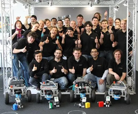 NI WorldClass 2011 erfolgreich durchgeführt 20 internationale Studenten – 5 Tage Technik – 4 Roboter – 1 Ziel Bild: NI WorldClass 2011 erfolgreich durchgeführt 20 internationale Studenten – 5 Tage Technik – 4 Roboter – 1 Ziel