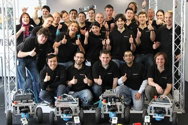 Bild: NI WorldClass 2011 erfolgreich durchgeführt 20 internationale Studenten – 5 Tage Technik – 4 Roboter – 1 Ziel