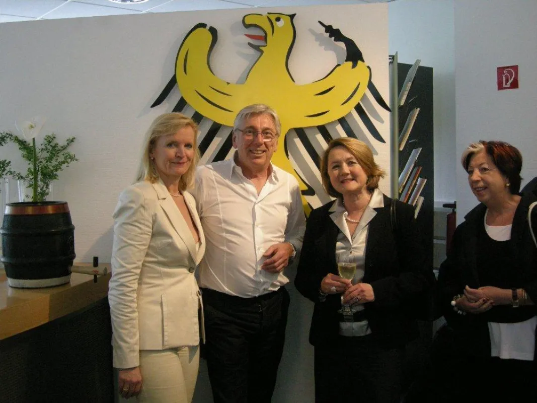v.l.n.r.: Die Gastgeber, Prof. Dr. Birgit Gathof und Prof. Dr. Wilfried Leven zusammen mit zwei Gästen. Im Hintergrund der 