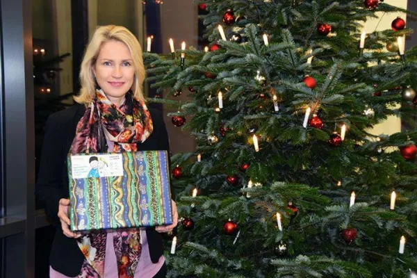 Bild: Mit Ministerin Schwesig Weihnachtspäckchen packen für Kinder in Not