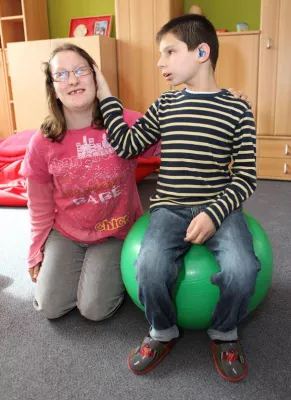 Bild: Taubblinden Kindern einen Zugang zur Welt eröffnen: Weihnachtsspende von Cochlear für Stiftung St. Franziskus