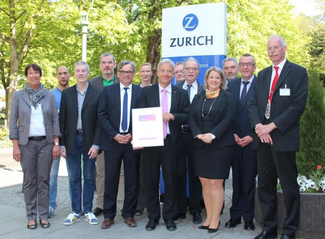 Urkundenübergabe: Freude über die Auszeichnung