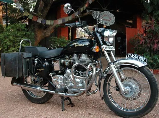 Bild: Das Casa Tres Amigos Goa bietet “Tropical Bike & Beach Holidays” mit Royal Enfield Bullets 500cc