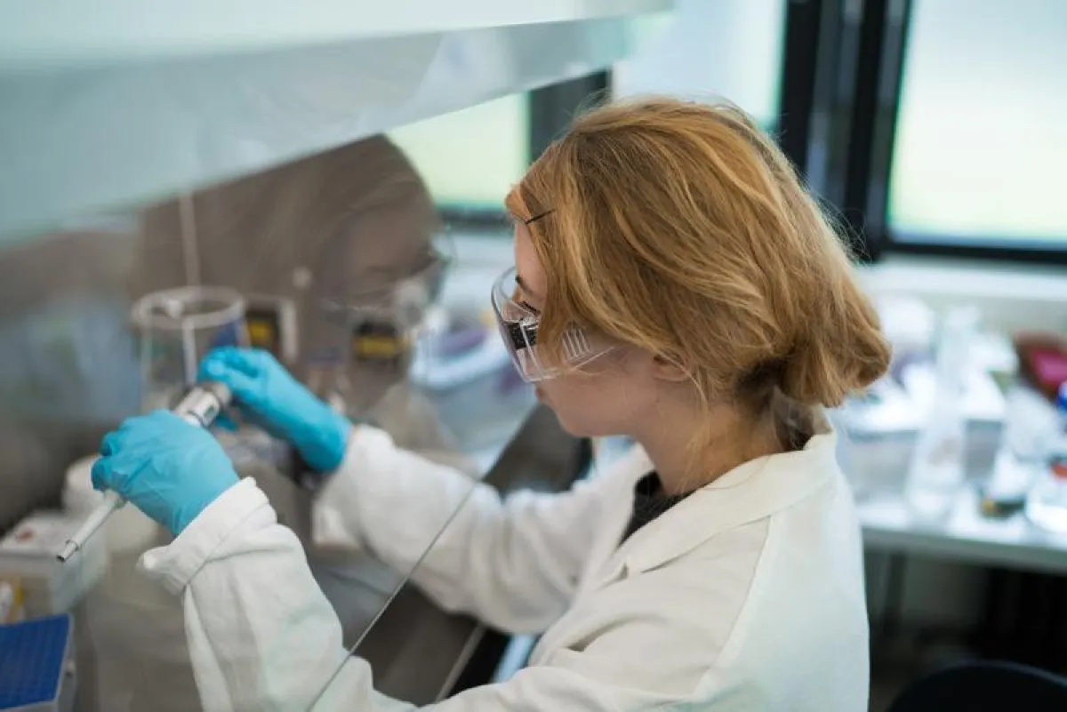 iGEM-Teammitglied im Labor. Das Team besteht aus Studierenden verschiedener Disziplinen der HHU und der Universität zu Köln. (HHU / Hendrik Cooper)