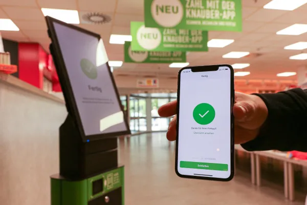 Bild: snabble ermöglicht Einkaufen ohne Kasse durch sichere Bezahlung per App bei Knauber