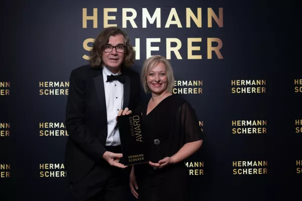 Bild: Von der Bank auf die Bühne: Inge Goos triumphiert beim 1. Internationalen Speaker Slam in Dresden