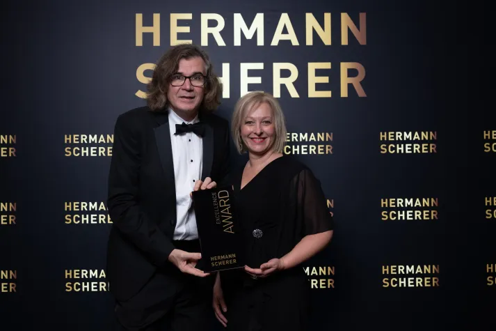 Von der Bank auf die Bühne: Inge Goos triumphiert beim 1. Internationalen Speaker Slam in Dresden Bild: Von der Bank auf die Bühne: Inge Goos triumphiert beim 1. Internationalen Speaker Slam in Dresden