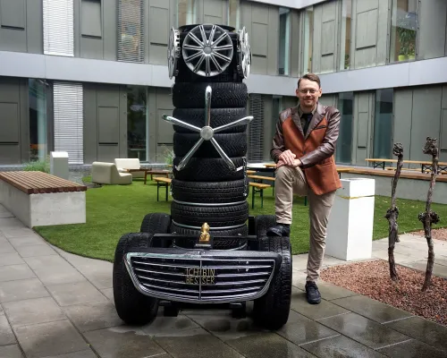 Bild: Kunstaktion „Statusbomber“ stellt SUV-Boom in Frage – jetzt am Campus Eisenstadt