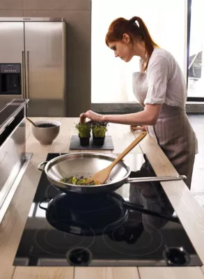 Bild: Grillen international: Wok und Teppanyaki ergänzen die KitchenAid-Kochfelder