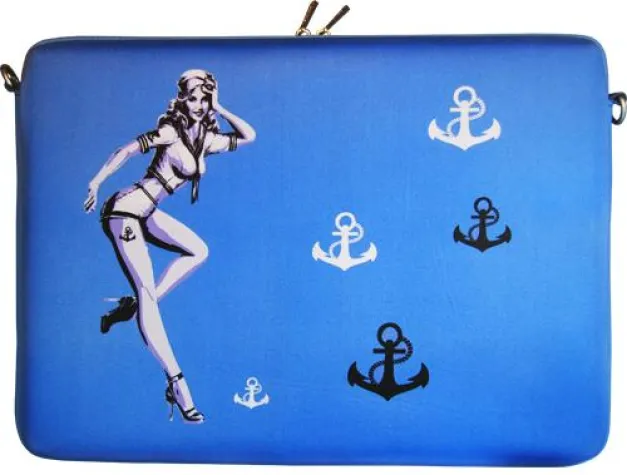 Bild: Für Männer gibt es kein Zurück: Notebook Sleeve setzt „Jacky“ als Pin-up to go in Szene