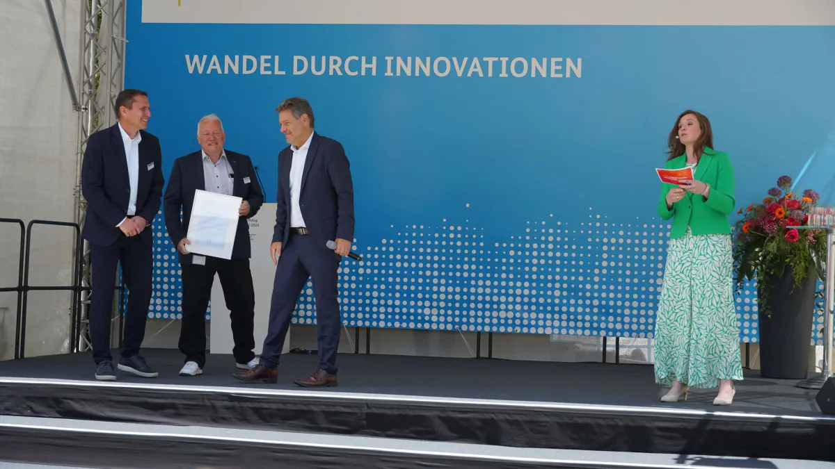 Urkundenübergabe Bundeswirtschaftsminister Dr. Robert Habeck - Geschäftsführer Steffen Firchau (© mm-lab GmbH)