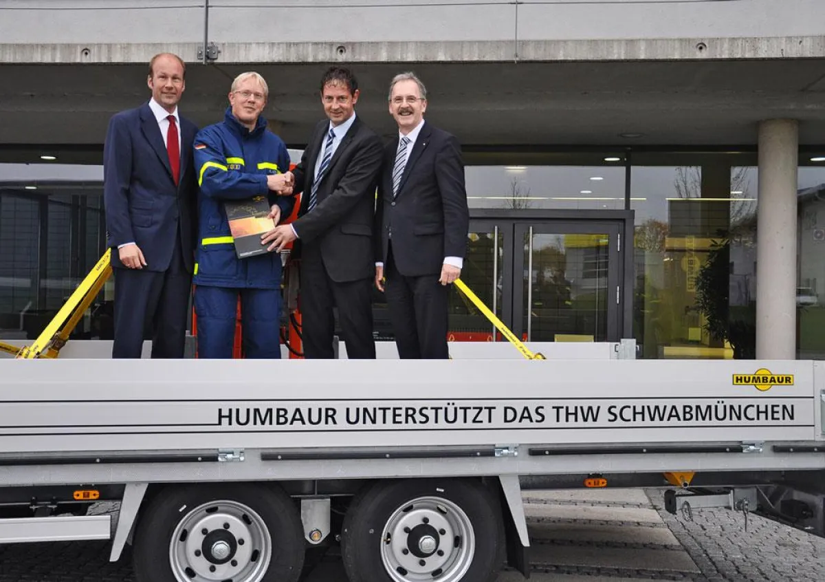 Übergabe des Humbaur Anhängers an das THW