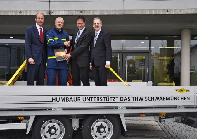 Bild: Humbaur übergibt Profianhänger an das THW Schwabmünchen