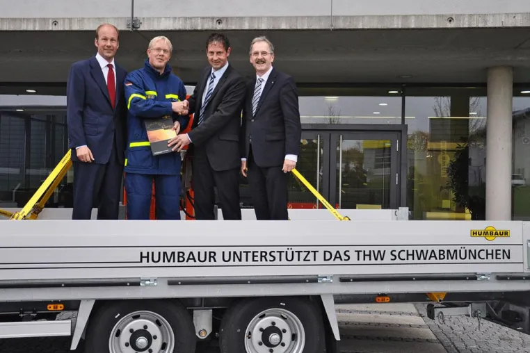 Bild: Humbaur übergibt Profianhänger an das THW Schwabmünchen