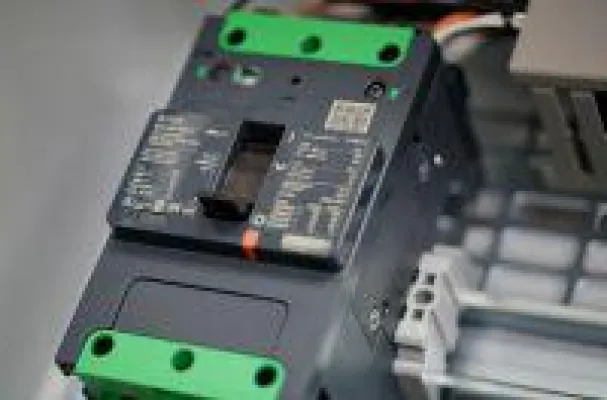 Bild: Neuer Leistungsschalter von Schneider Electric: PowerPact B mit Multistandard UL 489 und IEC 947-2