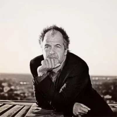 Bild: Zwei Männer am Herd – und einer an der Bar…