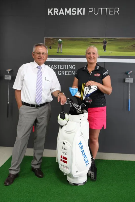 Geschäftsführer Wiestaw Kramski und Golf-Proette Line Vedel