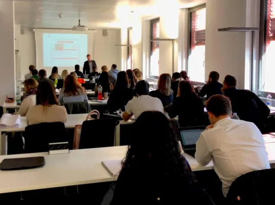 Bild: Sozialprojekt statt Hörsaal: Studierende unterstützen Flüchtlingshilfe Hanau