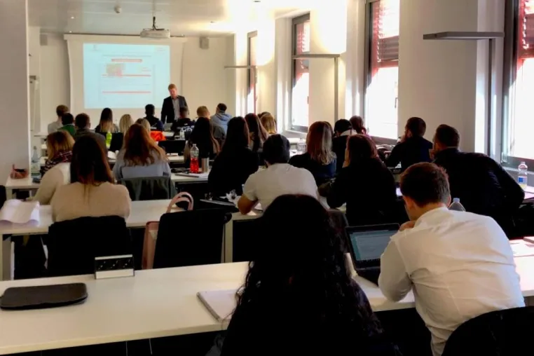 Bild: Sozialprojekt statt Hörsaal: Studierende unterstützen Flüchtlingshilfe Hanau