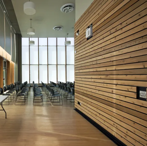 Neuheit für den Objektbau mit sicherem Brandschutz: Schwer entflammbare Vollholzprofile für innen und außen Bild: Neuheit für den Objektbau mit sicherem Brandschutz: Schwer entflammbare Vollholzprofile für innen und außen