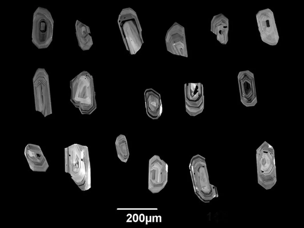 Zirkonkristalle unter dem Mikroskop: Diese Mineralien speichern die Temperatur in einer Magmakammer über sehr lange Zeit. ( Bild: Dawid Szymanowski / ETH Zürich)