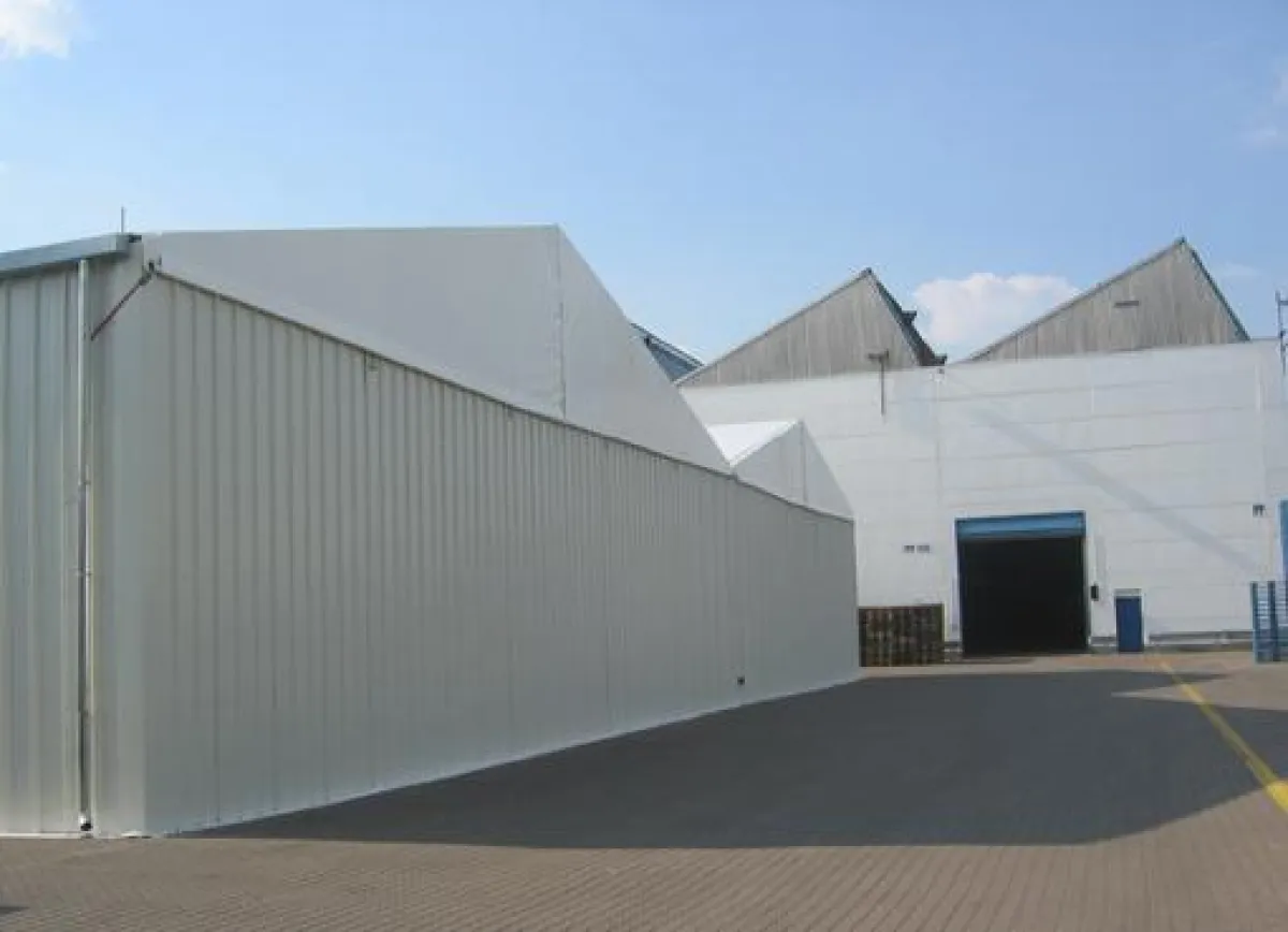 Mobile Zeltlager- und Leichtbauhallen bieten eine kostengünstige und flexible Alternative zu festen Bauten in Lager und Logistik (Bild: Busche Zeltanlagen – Abdruck honorarfrei)