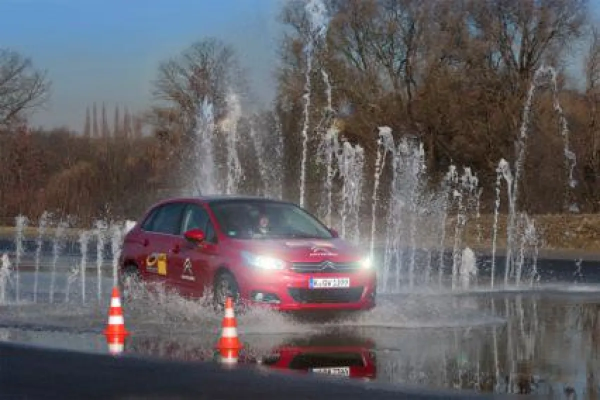Optimale Vorbereitung auf Herbst und Winter im ADAC Fahrsicherheitszentrum Linthe
