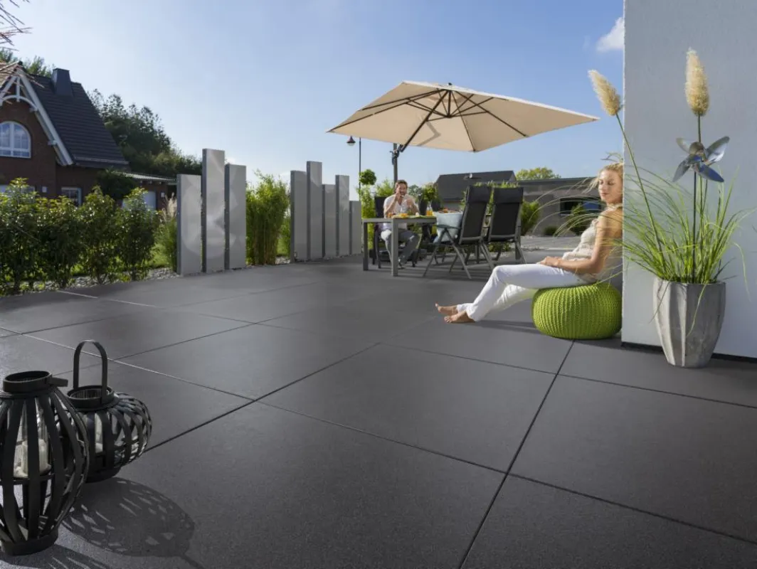 Schön anzusehen: Die großformatigen Madison- Terrassenplatten – hier im Farbton midnight black