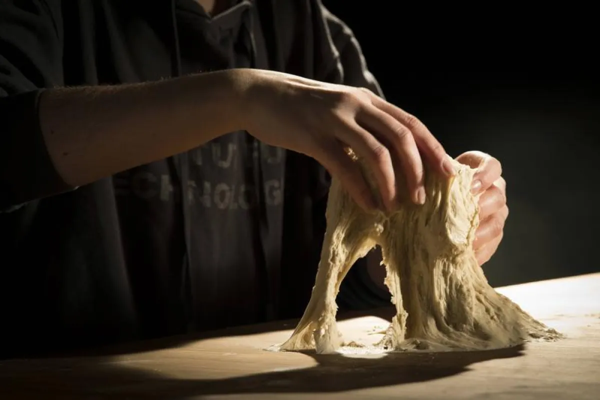 Beim Backen bleiben häufig Teigreste an der Arbeitsplatte, an Schüsseln oder Knetelementen kleben. Das führt in Bäckereien zu Produktionsausfällen.  ((Bild: Amadeus Bramsiepe/KIT))