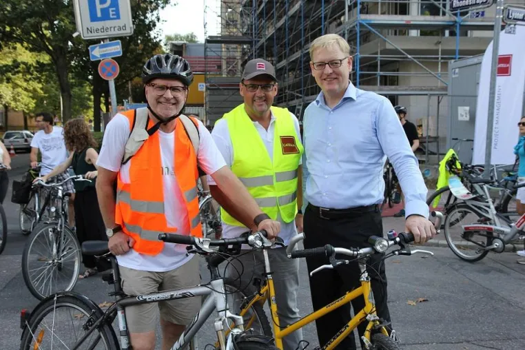 Bild: Stadtrat Markus Frank unterstützt das Engagement der SINN und erkundet das Lyoner Quartier mit dem Fahrrad