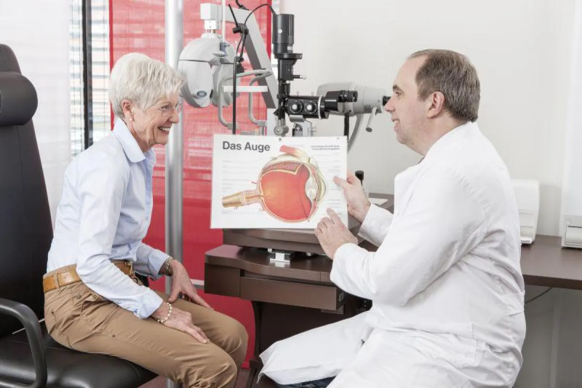 Dr. Sauder erklärt einer Patientin den Aufbau der Hornhaut