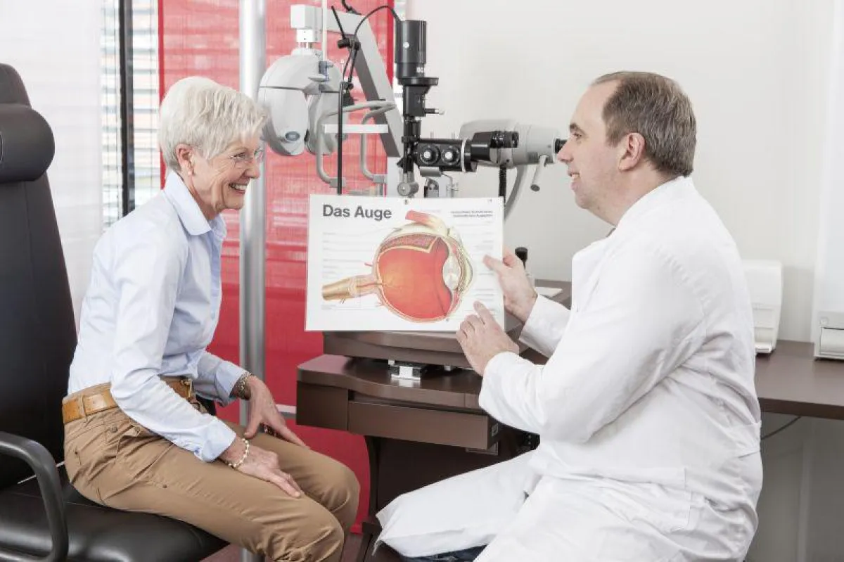 Dr. Sauder erklärt einer Patientin den Aufbau der Hornhaut