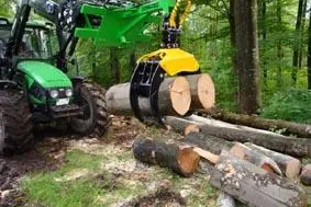 Bild: DORN-TEC Frontladergreifer: Unentbehrlicher Helfer in der Holzverarbeitung