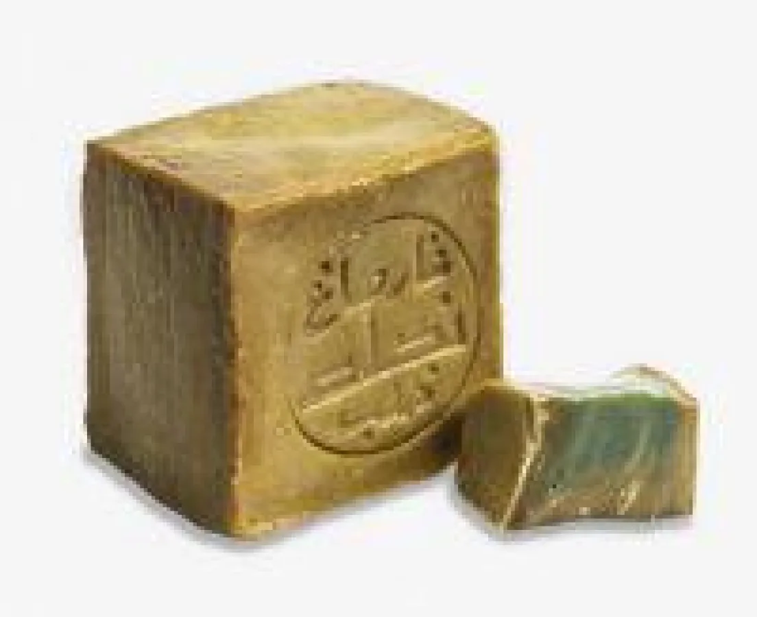 Während der Reifung oxidiert die Aleppo-Seife an der Oberfläche. Im Inneren bleibt ihre tiefgrüne Farbe erhalten.