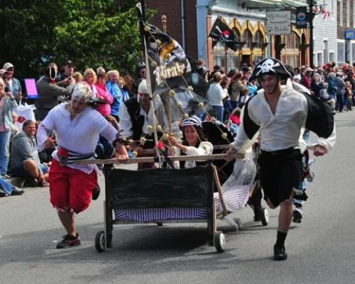 Von Totenköpfen und Augenklappen - In Neuengland begegnet man den freundlichsten Piraten der Welt Bild: Von Totenköpfen und Augenklappen - In Neuengland begegnet man den freundlichsten Piraten der Welt
