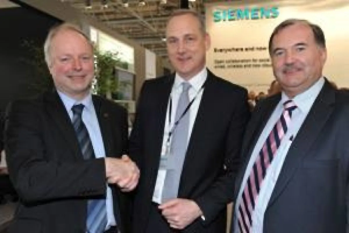 U. Jungk (Ricoh), S. Herrlich (SEN) und K. Pomschar (Ricoh) (v.l.n.r.) beim Abschluss der Vereinbarung über die neue Partnerschaft
