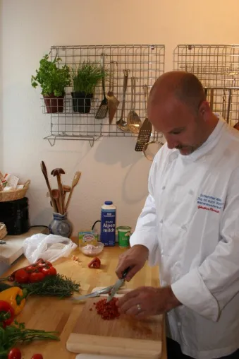 Bild: Gut Schmeckts: Ein kulinarischer Bestseller kehrt zurück - Rezepte mit Starkoch Günther Kroack