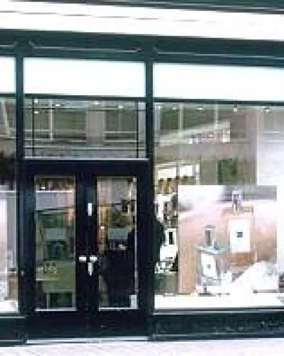 Bild: Glasklare Sonnenschutzfolien für Schaufenster und Fassaden