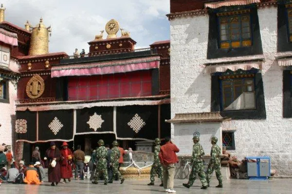Bild: Bei der Kampagne „Hartes Durchgreifen“ werden allein in Lhasa 5.766 Tibeter „in die Mangel genommen“