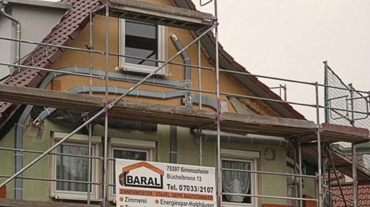 Luftkanal an der Haus-Aussenwand