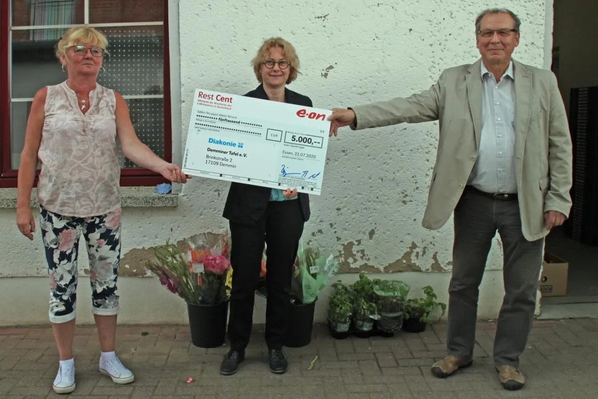 Spende von E.DIS (v.l.n.r.): Manuela Rades (Demminer Tafel), Daniela Zieglmayer und Thomas Schwols
