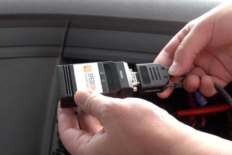 Anwendervideo zur SPEDION App: So einfach ist die Installation des Bluetooth-Adapters Bild: Anwendervideo zur SPEDION App: So einfach ist die Installation des Bluetooth-Adapters