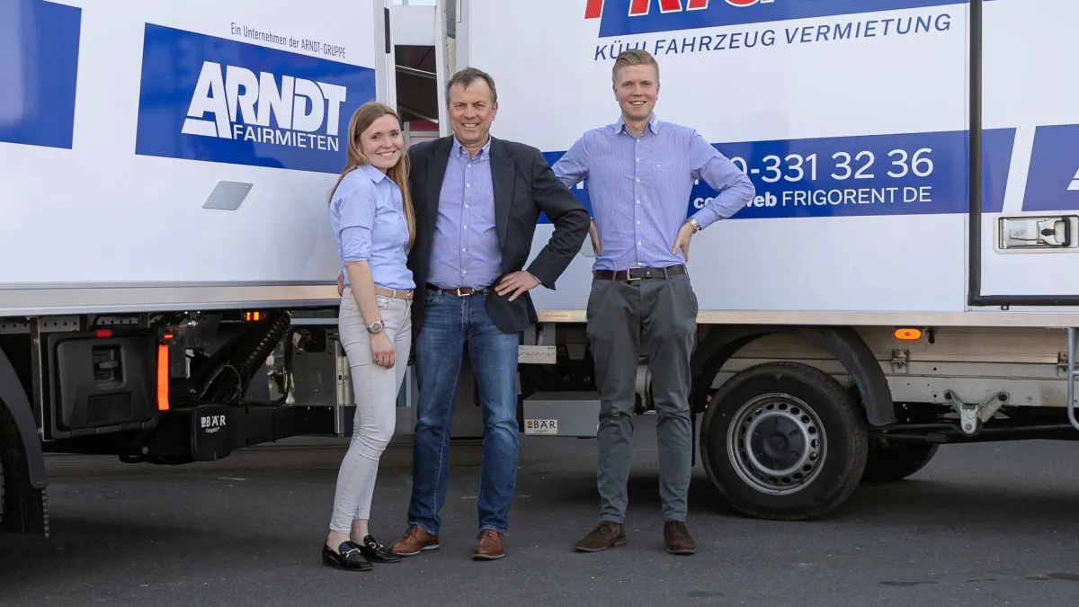Familie Arndt mit Geschäftsführer Matthias Arndt sowie Katharina Arndt und Moritz Arndt (© Arndt Automobile GmbH)