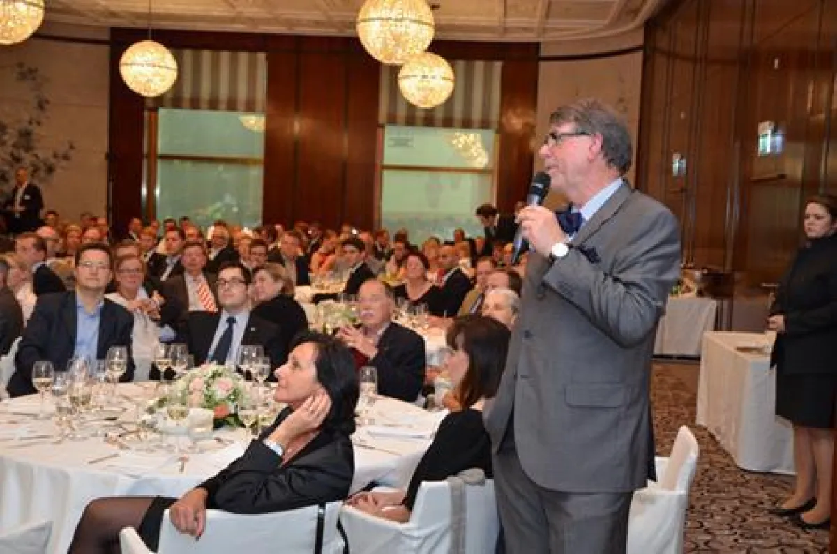 Die Gäste lauschen gespannt und interessiert der Präsentation des Uhrenexperten Gisbert L. Brunner.