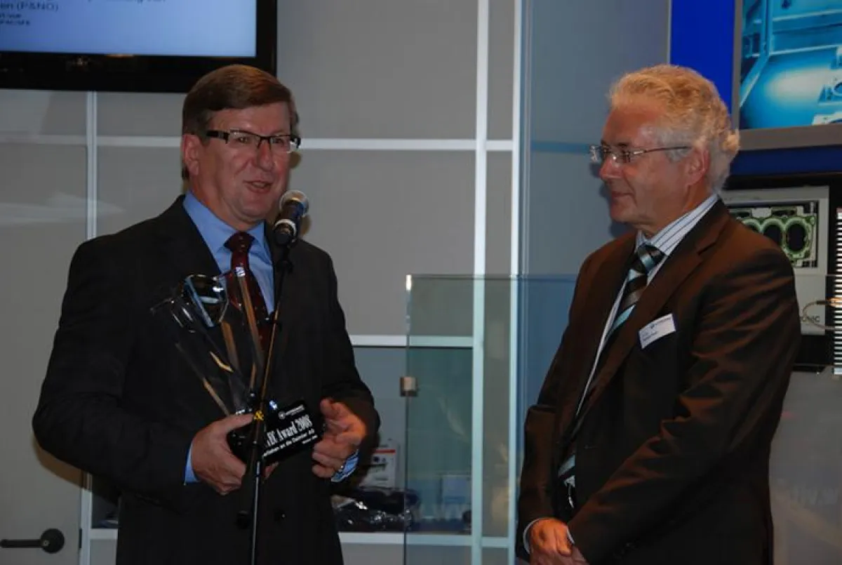 Guenter Kasper Leiter Produktion Achsen der Daimler AG empfing den Award von Dr.-Ing. Norbert Stein geschäftsführender Alleingesellschafter VITRONIC