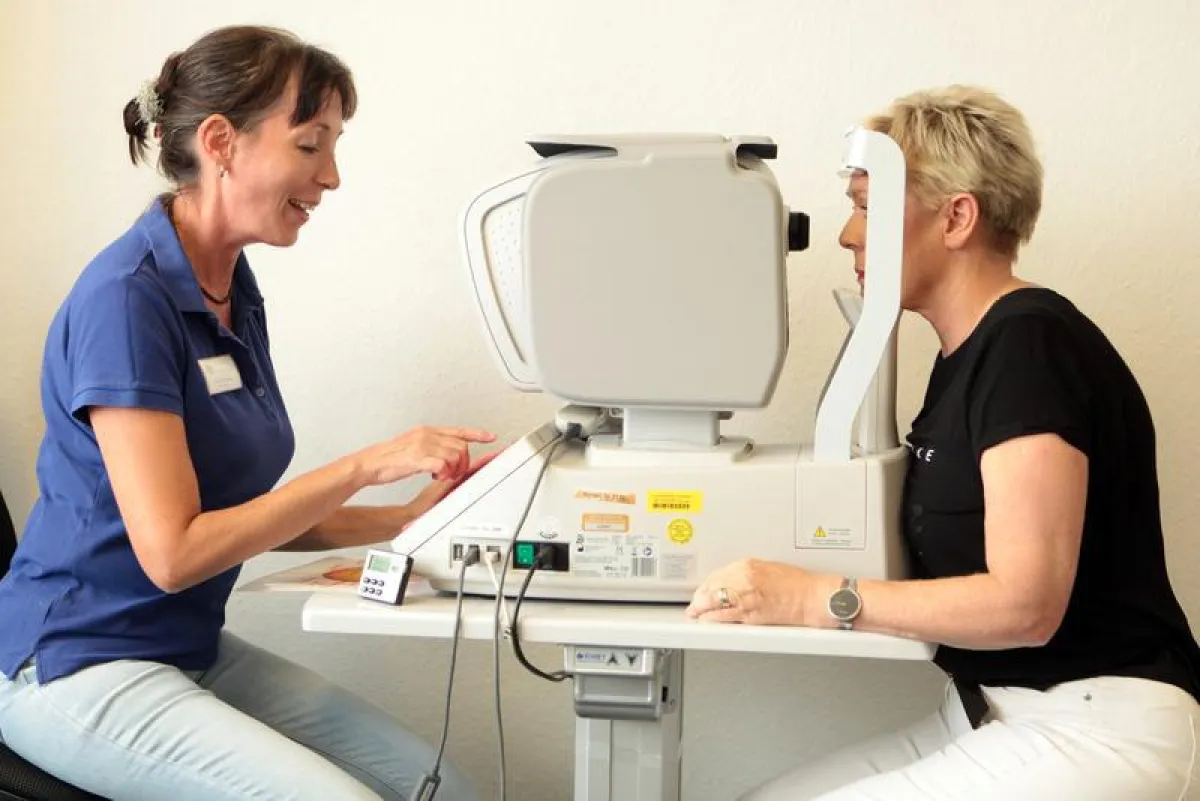 Annette Grabow vom NAKO-Team Demmin bei einer Augenhintergrundfotografie. (Foto: NAKO MV)