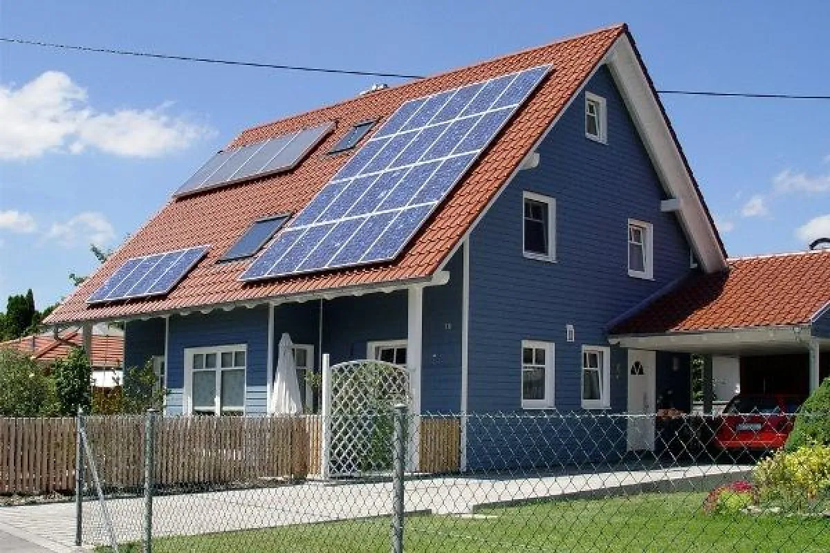 Sonnenenergie zählt zu den am häufigsten eingesetzten erneuerbaren Energien. Auf immer mehr Hausdächern sind heute Solarkollektoren zu finden. Bild: tdx/themendienst