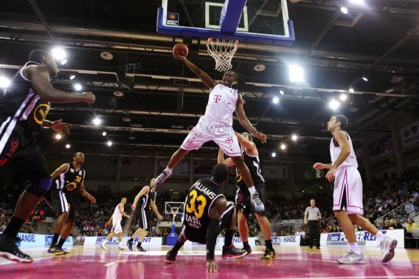 Bild: Bonner Fotograf schießt bestes Basketball Foto der Saison 2013/14
