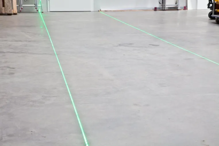 Bild: Linienlaser für die abriebfeste Hallenboden Markieung von Laufwegen und Fahrwegen